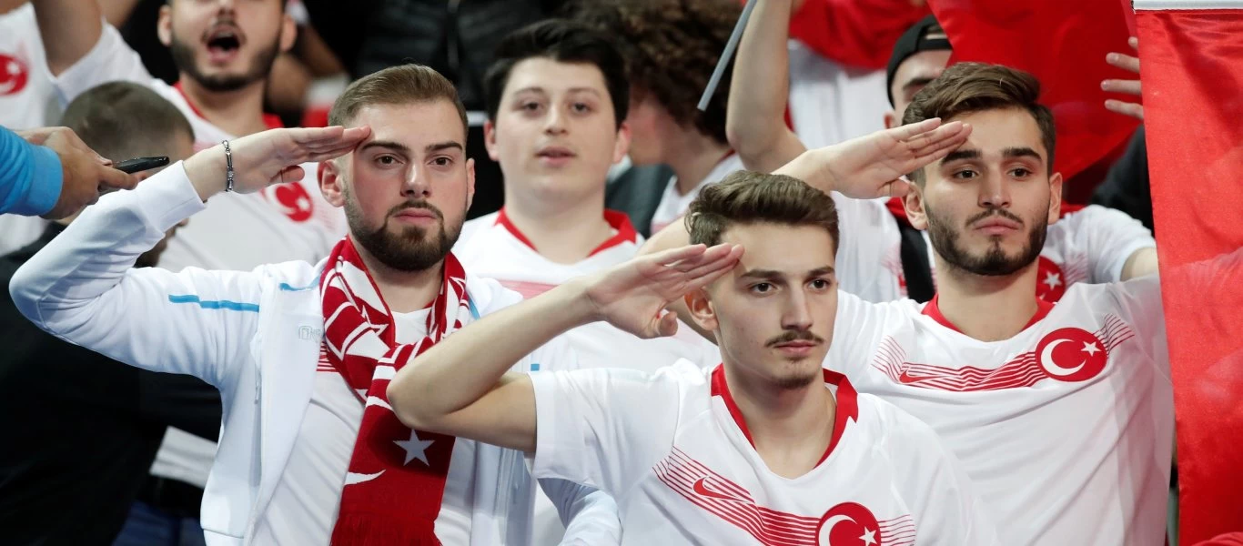 Παρίσι: Τούρκοι οπαδοί χαιρετούν στρατιωτικά την ώρα που ο τουρκικός Στρατός σφάζει αμάχους στη Συρία